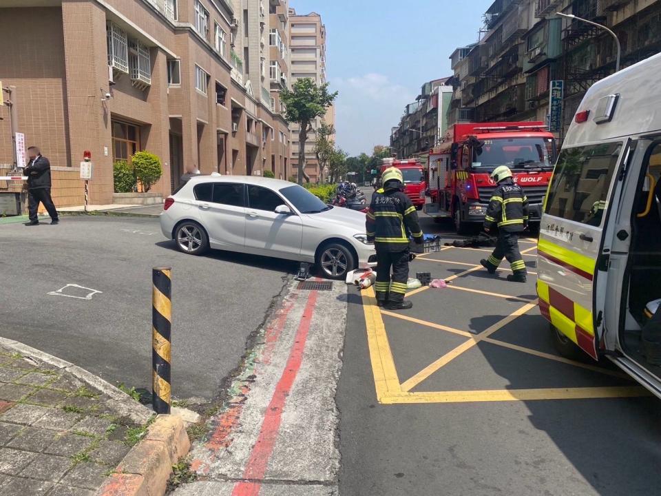 許女將車開出停車場，不慎輾過倒臥在車道口的林姓婦人。（翻攝畫面）