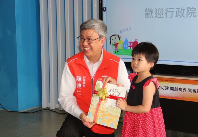 陳建仁赴苗栗訪視非營利幼兒園（3） 兒童節前夕，行政院長陳建仁（左）1日到苗栗縣訪 視頭份市后庄非營利幼兒園，並致贈幼童童書繪本。 中央社記者管瑞平攝  113年4月1日 