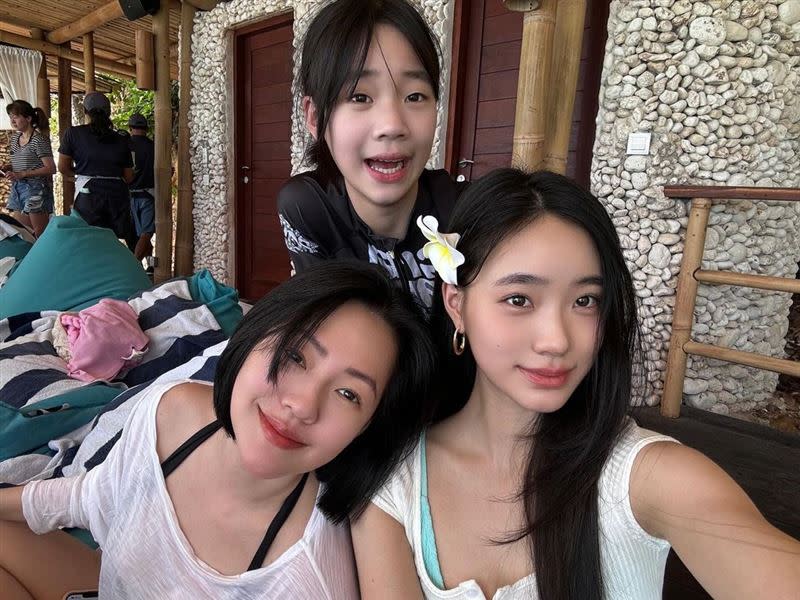 小S近日與家人度假，同框Lily和許老三留下美照。（圖／翻攝自小S IG）