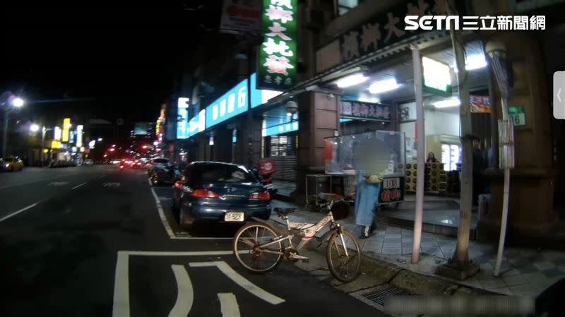 警方發現鄭男逆向，還把單車停在公車站牌，上前勸導。（圖／翻攝畫面）