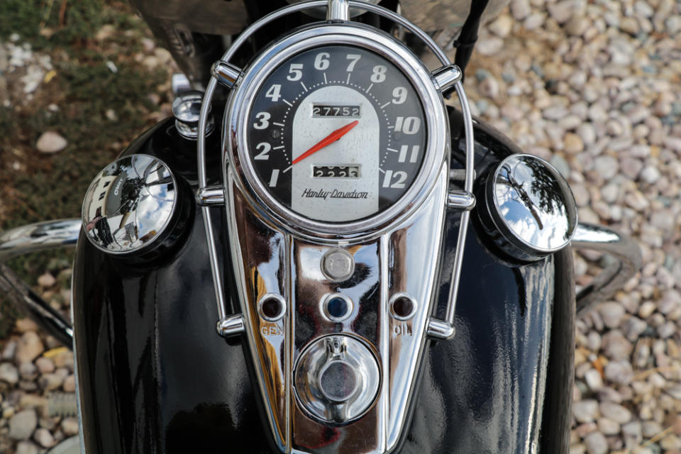 A large speedometer is the main feature of the dash, along with a lockable ignition switch.