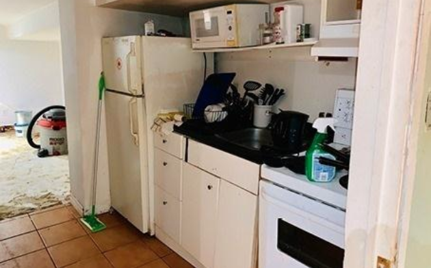 <p>The floor under that vacuum looks promising. (Zoocasa) </p>