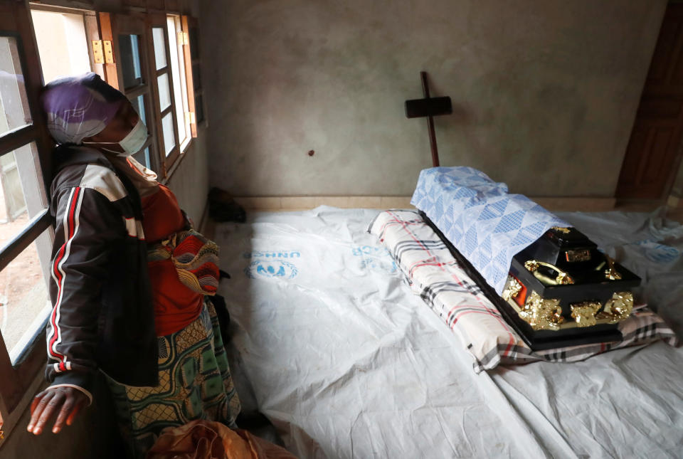 Una mujer llora durante un funeral (REUTERS/Goran Tomasevic).