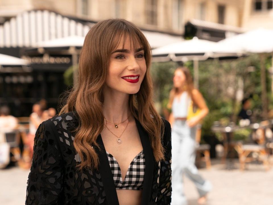 "Emily in Paris": Lily Collins kehrt als US-Amerikanerin in Paris zurück. (Bild: Stéphanie Branchu/Netflix)