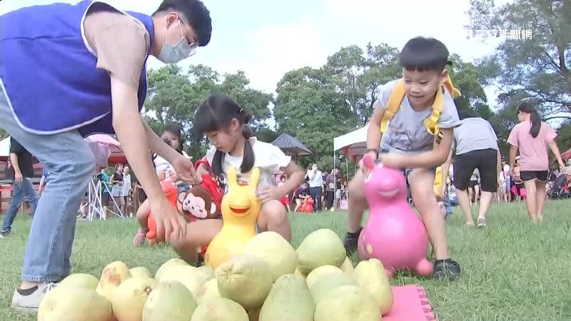 小朋友騎跳跳馬比賽搬柚子。