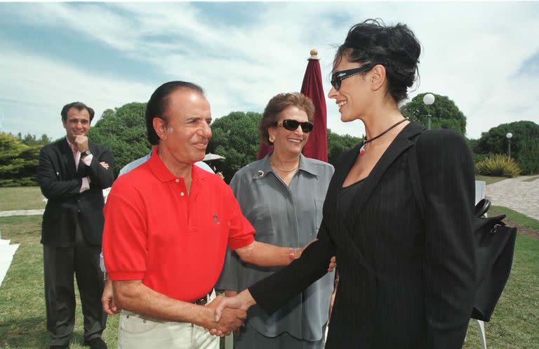 El presidente Carlos Menem almuerza junto a la actriz Mar&#xed;a Gracia Cuccinota, en 1998