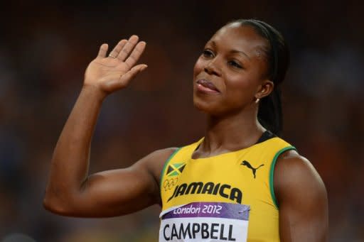 La corredora jamaicana Veronica Campbell-Brown saluda tras no lograr meterse en el podio de los 200m. Al final se quedó fuera del podio al entrar en cuarta posición por detrás de la estadounidense Allyson Felix (21.88), que se proclamó campeona, seguida por la jamaicana Shelly-Ann Fraser-Pryce, plata con un tiempo de 22.09 y la tambíen estadounidense Carmelita Jeter, que se colgó el bronce. (AFP | franck fife)