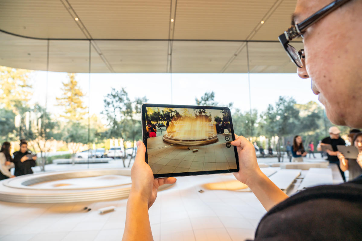 O cască Apple Mixed Reality poate avea porturi MagSafe și o sursă de alimentare externă