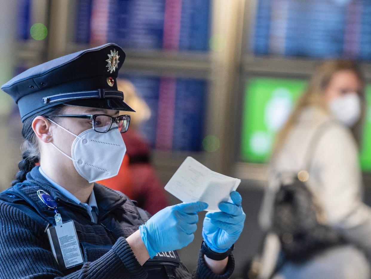 airport mask