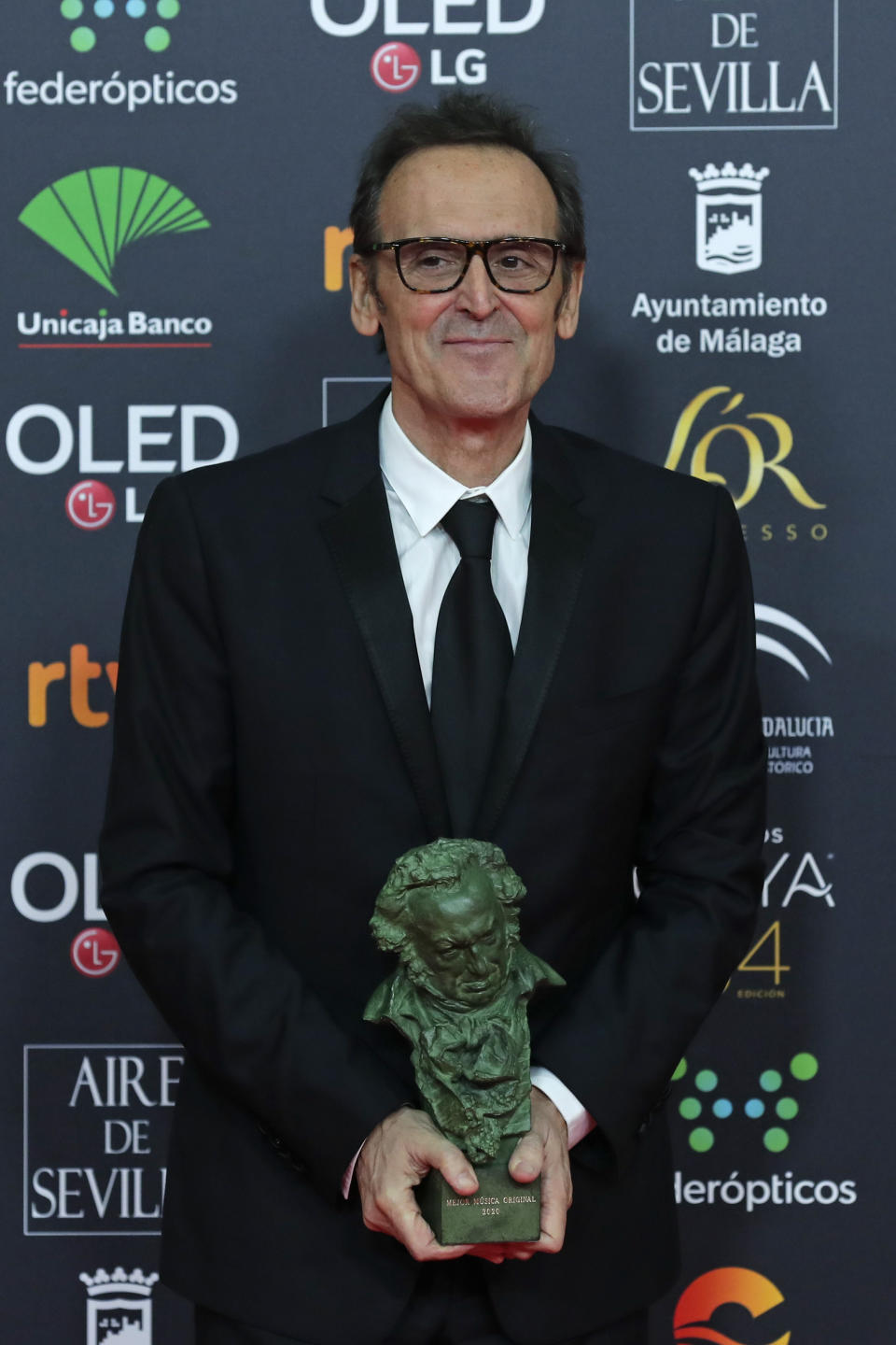 El compositor Alberto Iglesias posa tras ganar el premio Goya a la mejor música original por "Dolor y gloria", el sábado 25 de enero del 2020 en Málaga, España. (AP Foto/Manu Fernández)