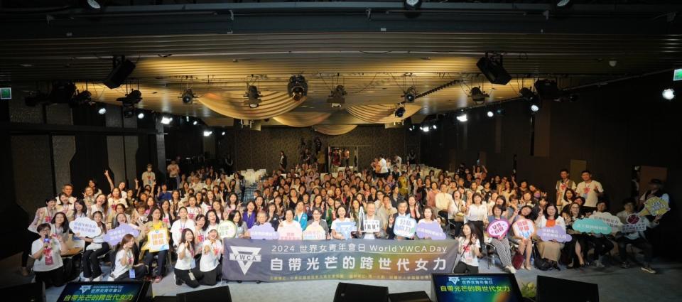 蕭美琴參加2024世界女青年會日活動現場大合影。(圖/中華民國基督教女青年會協會提供)