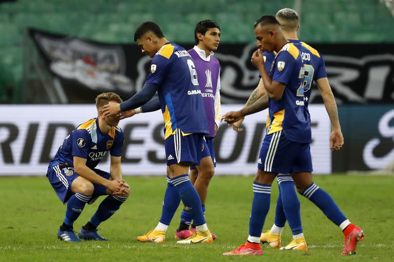 Marcos Rojo consuela a Esteban Rolón luego de ser eliminados por Atlético Mineiro en la tanda de penales.