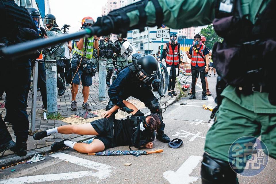 反修例運動至今持續不斷，抗議者在街頭遭警察強力逮捕的情景仍然經常可見。