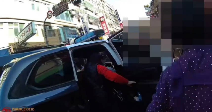 葉姓婦人在參加三峽賽豬公遶境時突然倒地，現場員警用警車開道，將她緊急送醫，所幸成功保住生命。（圖／翻攝畫面）