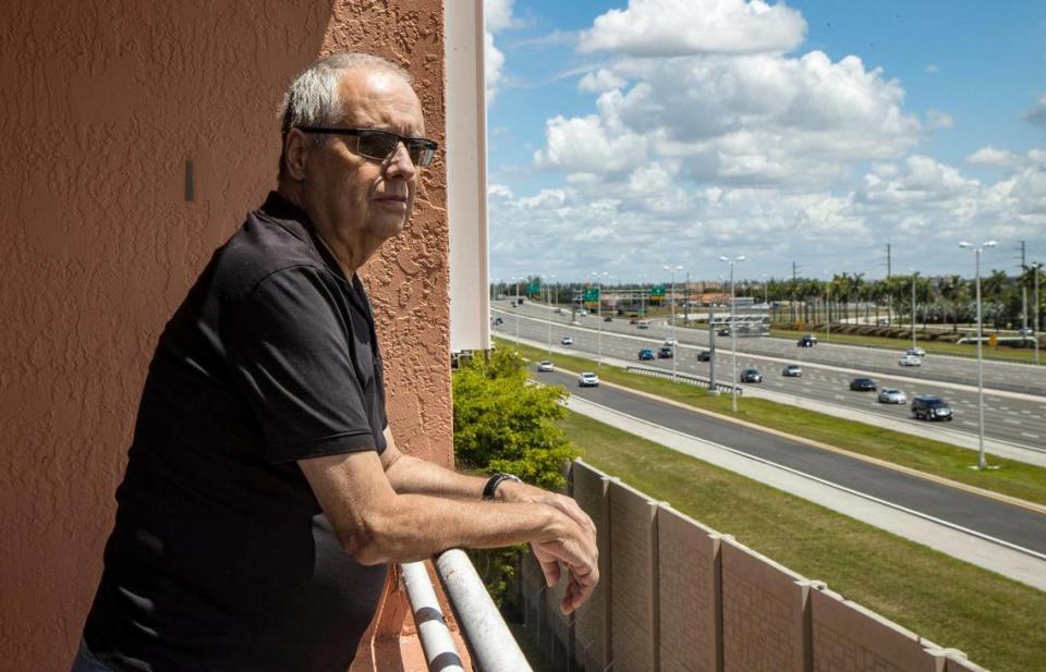 Ismael Lorenzo disfruta la vista desde el balcón del apartamento de dos cuartos que alquila en el suroeste de Miami, después que una buena samaritana que lo tenía vacío leyó la triste historia de su desalojo en el Nuevo Herald y decidió alquilárselo a un precio razonable.