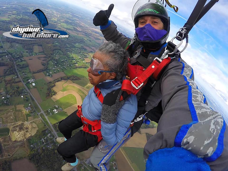 102歲的Bailey婆婆為了完成遺願，日前去玩高空彈跳。（圖片翻攝／Facebook_Skydive Baltimore）
