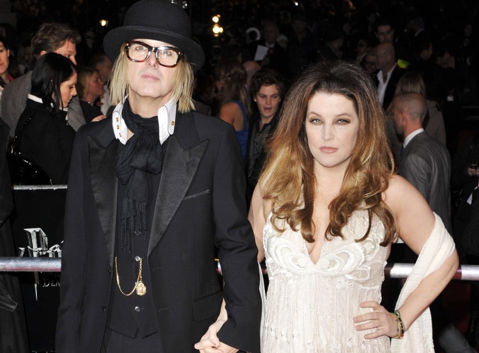 <p>Lisa Marie Presley stand immer wieder auch wegen Alkoholproblemen in den Schlagzeilen. Hinzu kommt ein offenbar unkontrollierter Umgang mit Geld. Die Sängerin soll 300 Millionen US-Dollar geerbt haben, behauptete aber in der Scheidungsschlacht mit ihrem vierten Ehemann, Musiker und Produzent Michael Lockwood (Bild), sie sei pleite. (Bild: Gareth Cattermole/Getty Images)</p> 