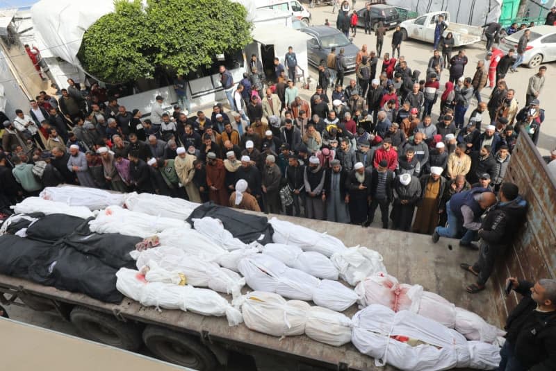 Palestinians cry as they receive the bodies of the EL-Tabatibi family, who died in Israeli attacks, from the Al-Aqsa Martyrs Hospital morgue in Deir Al-Balah.  Ali Hamad/APA Images via ZUMA Press Wire/dpa