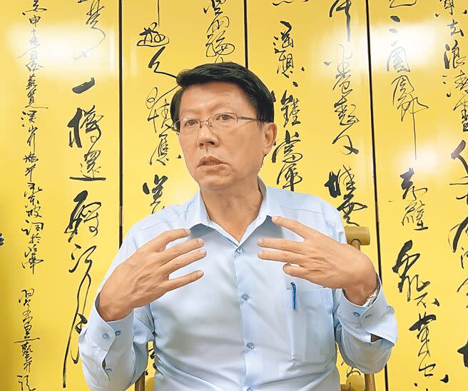 國民黨台南市長參選人謝龍介計畫於10月、11月舉辦2場募款餐會，希望募得1200萬元，支應選舉所需。（洪榮志攝）