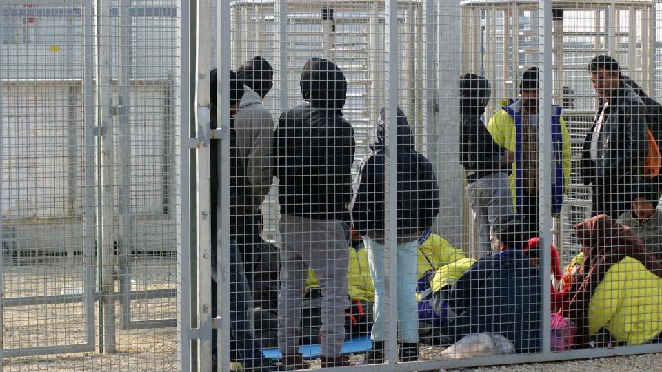 In einer solchen Transitzone soll Ungarn einzelnen Asylbewerbern die Nahrung verweigert haben. Foto: Gregor Mayer