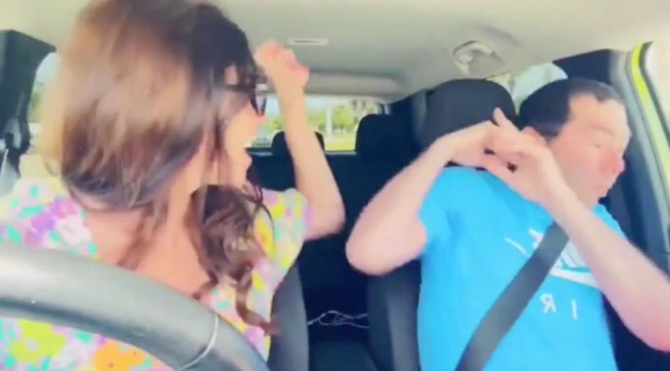 Jordana hitting her alleged boyfriend during her livestream. Youtube / Elisa Jordana