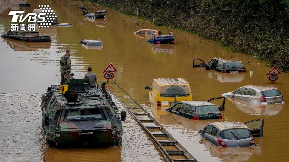 德國軍隊乘坐裝甲車前進災區，目睹大量汽車泡在泥水中。（圖／達志影像美聯社）