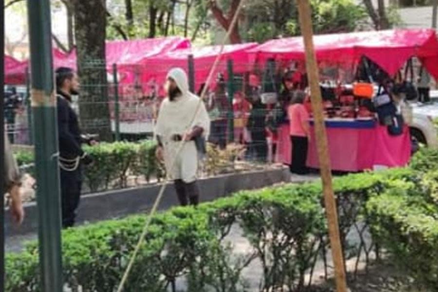 Descubren misterioso rodaje de Assassin’s Creed en tianguis de México