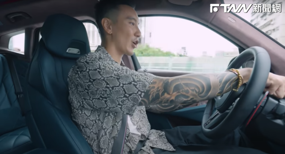 王陽明試駕BMW XM的影片中，能在背景看到北市大安區忠孝東路SOGO百貨一帶。（圖／翻攝自Empire MotorClub YouTube）