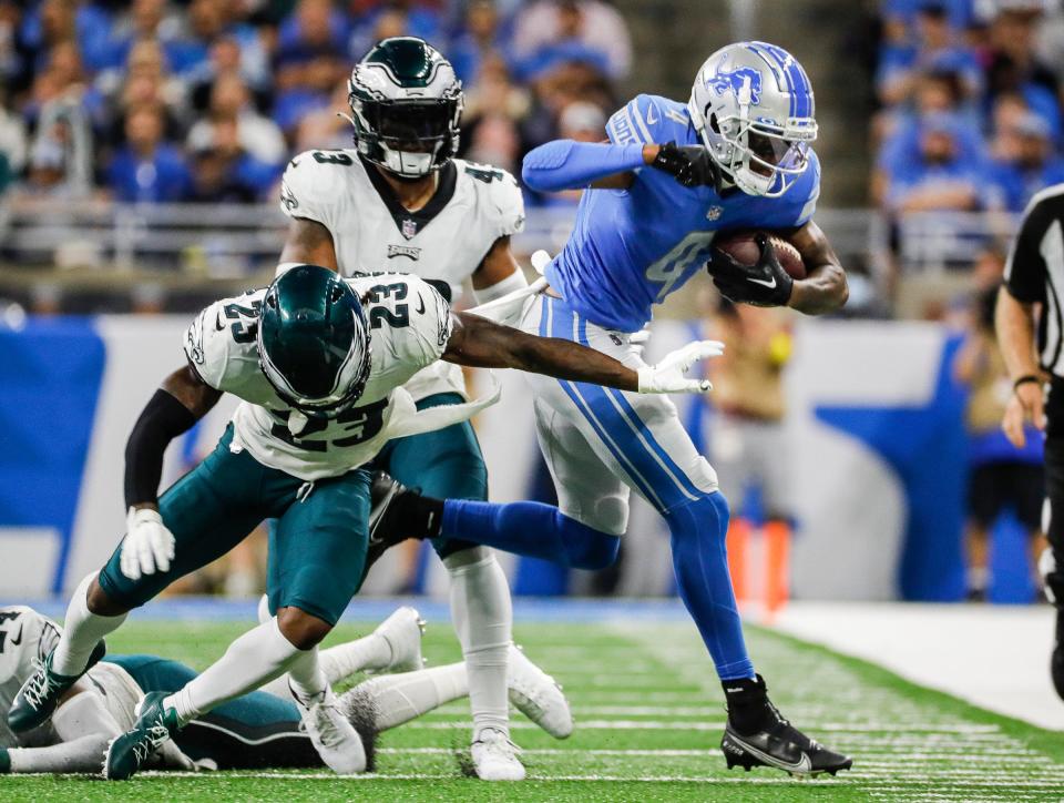 El receptor de los Detroit Lions, DJ Chark, hace una atrapada contra el profundo de los Philadelphia Eagles, CJ Gardner-Johnson (23), durante la segunda mitad en Ford Field, el 11 de septiembre de 2022.