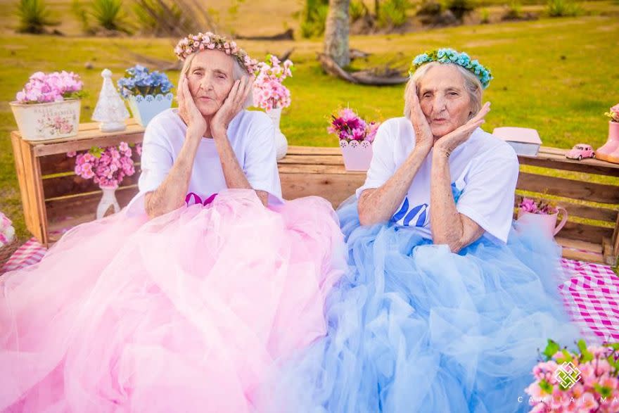 <p>Las hermanas gemelas Maria Pignaton Pontin y Paulina Pignaton Pandolfi celebrarán con una gran fiesta su centésimo cumpleaños, a finales de mayo de este 2017. Para convertir la ocasión en algo inolvidable, una fotógrafa las capturó en una tierna sesión y la compartió en su cuenta de <em><a rel="nofollow noopener" href="https://www.facebook.com/pg/fotografacamilalima/photos/?tab=album&album_id=1388163177943611" target="_blank" data-ylk="slk:Facebook;elm:context_link;itc:0;sec:content-canvas" class="link ">Facebook</a></em>. Las imágenes ya se hicieron virales. </p>