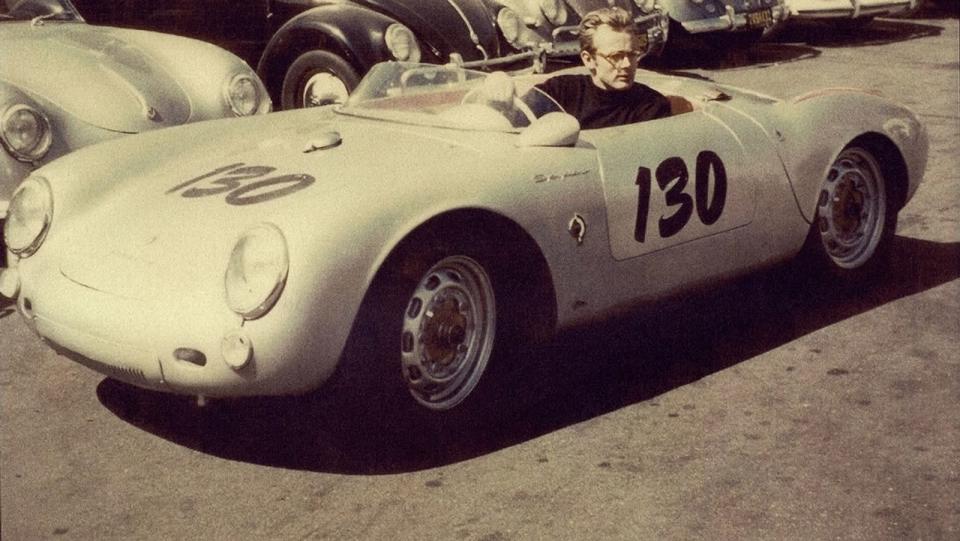 Auch James Dean (1931-1955) verfolgte das Ziel, Rennfahrer zu werden, und kaufte sich mehrere Wagen, darunter einen Porsche 550 Spyder (Bild). Im März 1955 fuhr er erfolgreich sein erstes Profi-Rennen, nur vier Monate später starb er bei einem Autounfall. (Bild: Porsche AG)