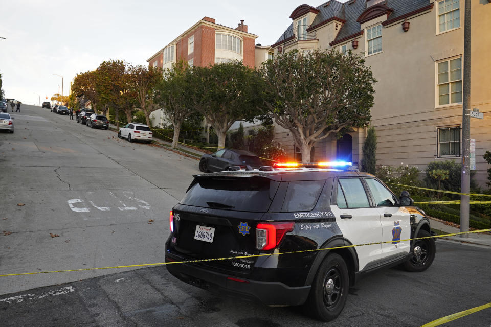 Un carro de la policía bloquea la calle tras el ataque al esposo de Pelosi (AP /Eric Risberg)