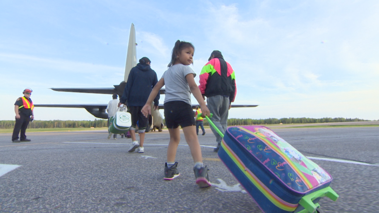 'Most of them are scared': Hundreds airlifted from 2 Manitoba First Nations as wildfire grows