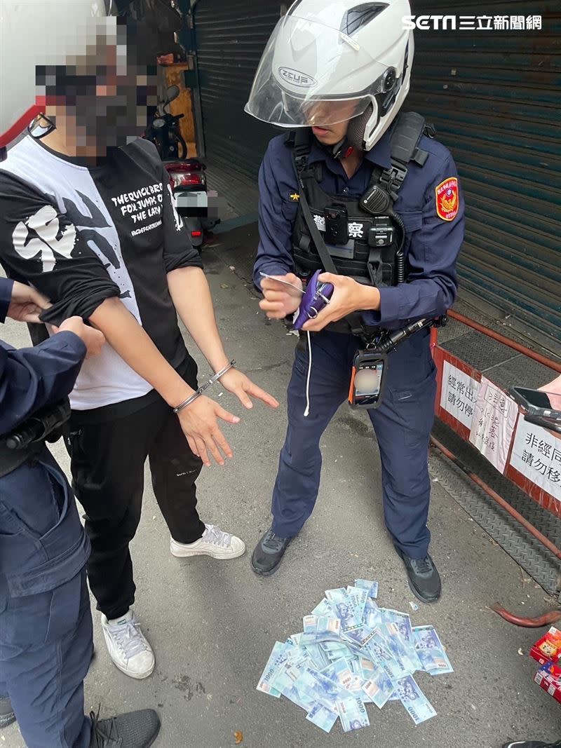 警方在郭嫌身上查獲巨額贓款。（圖／翻攝畫面）