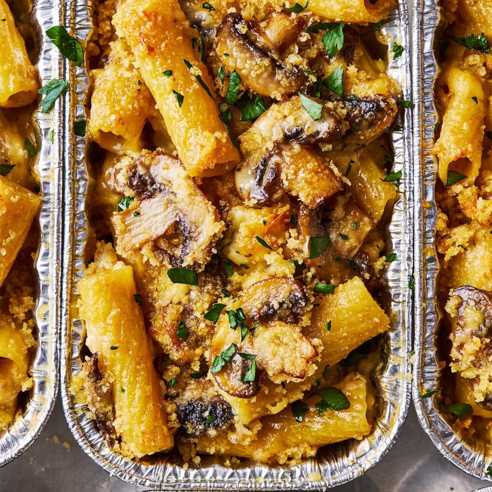 mini mushroom pasta bakes with button mushrooms, smoked gouda, cream, and breadcrumb