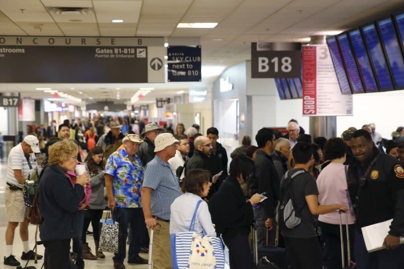 Passengers board their flight at Hartsfield–Jackson Atlanta International Airport in Atlanta, Georgia, November 23, 2015. REUTERS/Lucas Jackson