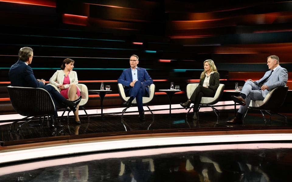 Markus Lanz diskutierte mit seinen Gästen Wiebke Şahin-Schwarzweller, Oliver Schmidt-Gutzat, Dagmar Schulz und Richard Arnold über die Zunahme an Angriffen gegen deutsche Politiker. (Bild: ZDF / Markus Hertich)