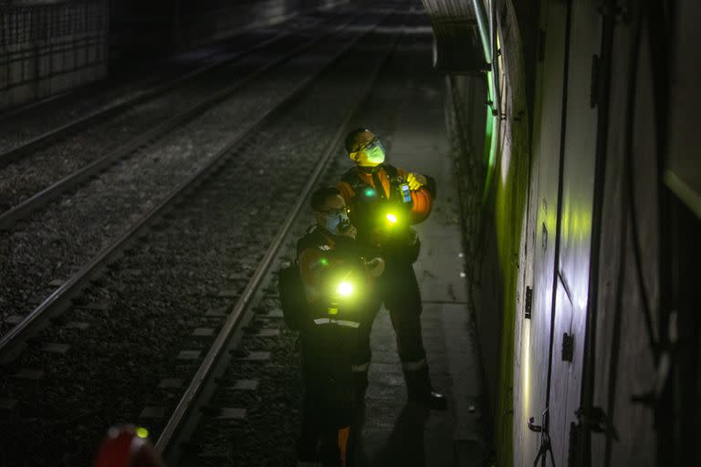 Produccion fotografica al grupo GEA del subterraneo de Buenos Aires, se encarga de patrullar la red y dar  asistencia a los pasajeros.