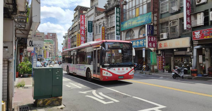 公路公車5005經桃園經鶯歌往三峽，6月5日起路線縮駛，僅從桃園往返鶯歌。（圖／中國時報記者賴佑維攝）