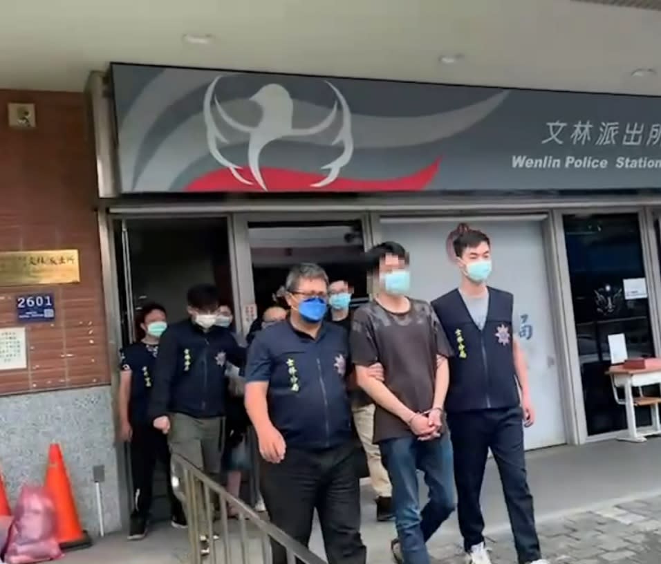 許姓男子缺錢花用找來龍姓通緝犯賣槍，台北市土林分局員警追至台中逮捕三嫌並查扣槍枝及子彈。（記者周閩生攝）