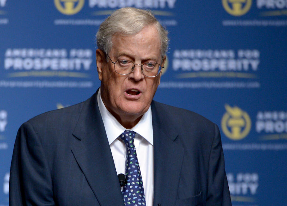 <p>Koch Industries è un conglomerato industriale americano con sede a Wichita, Kansas. A capo ci sono i fratelli Koch (nella foto David, ndr.) che hanno, ognuno di loro, un patrimonio di 60 miliardi di dollari. (Credits – AP) </p>