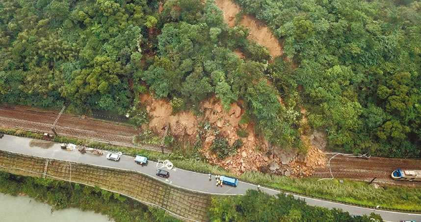 台鐵猴硐至瑞芳間4日再度發生走山，軌道遭土石淹沒，預計要花4天搶修。（圖／台鐵提供）