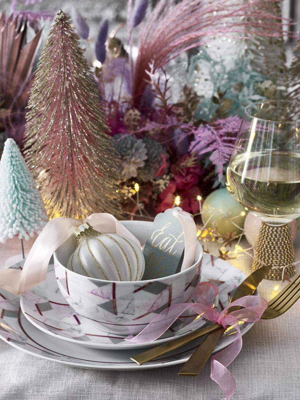 <p>Dazzle your dinner guests with gorgeous marble plates, miniature frosted trees, and fanciful baubles decorated in white and gold from George Home's Christmas range. </p>