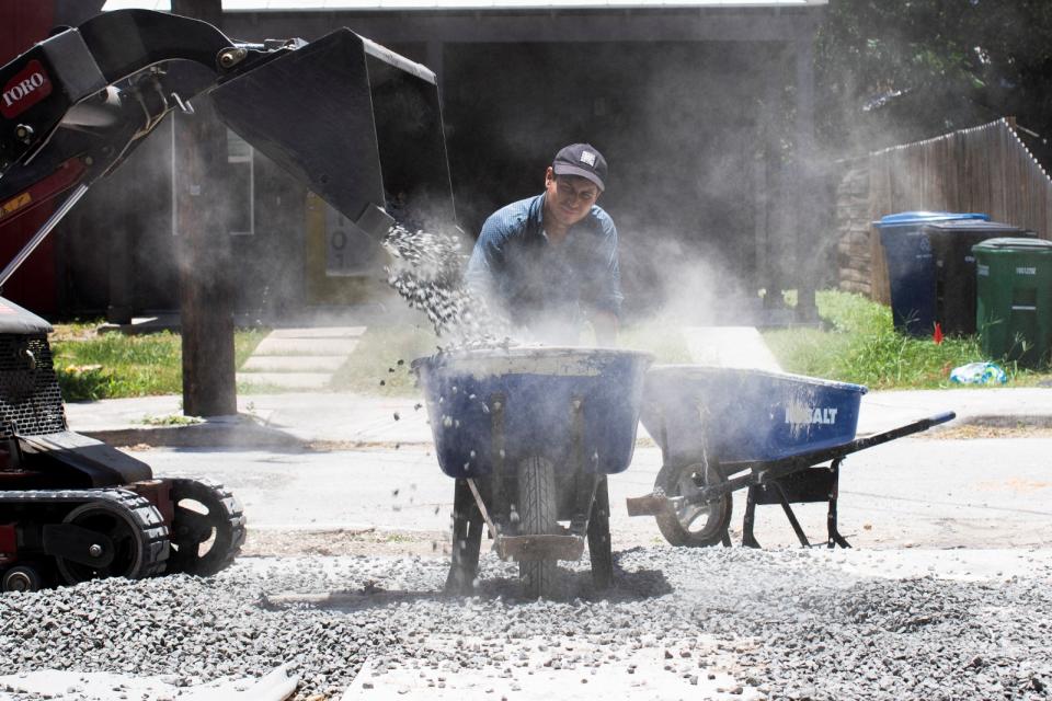 德州聖安東尼奧市一處住宅社區的建築工人27日在烈日下做工。路透社