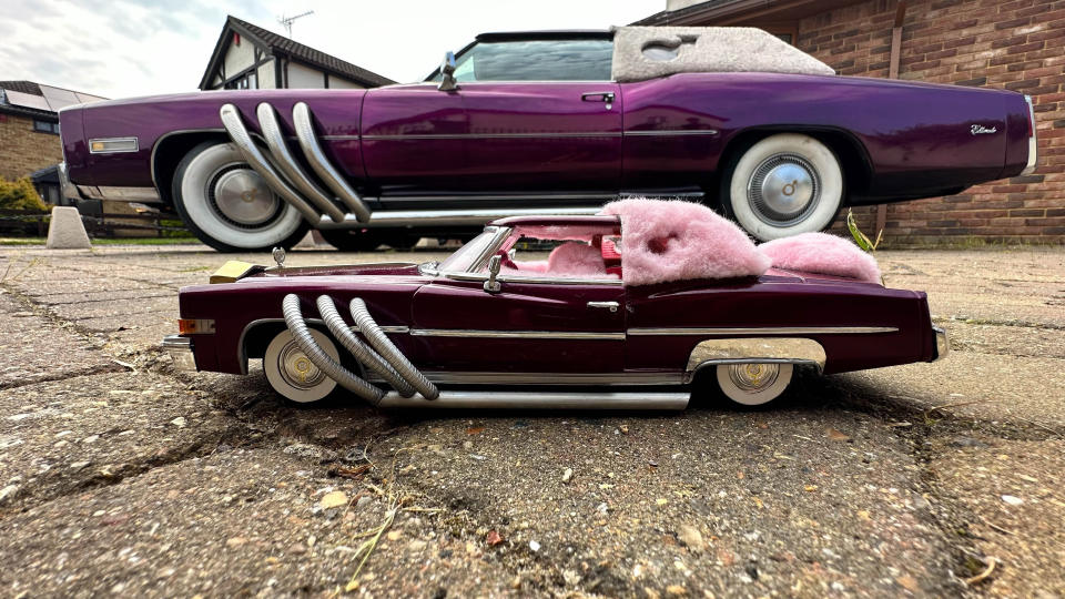 "Pimpmobile" mit "Mini-Me": Das Original ist im Hintergrund zu sehen, vorne eine Spielzeugversion des "Austin Powers"-Cadillacs. (Bild: CATERS News)