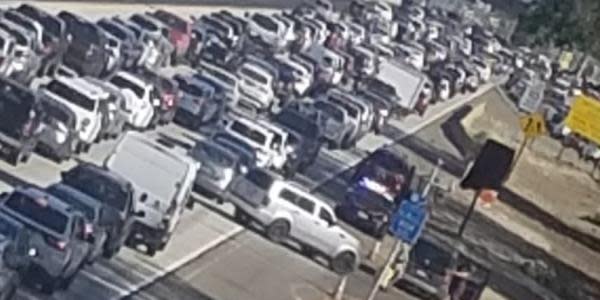 Se reportan largas filas para cruzar de San Ysidro a Tijuana