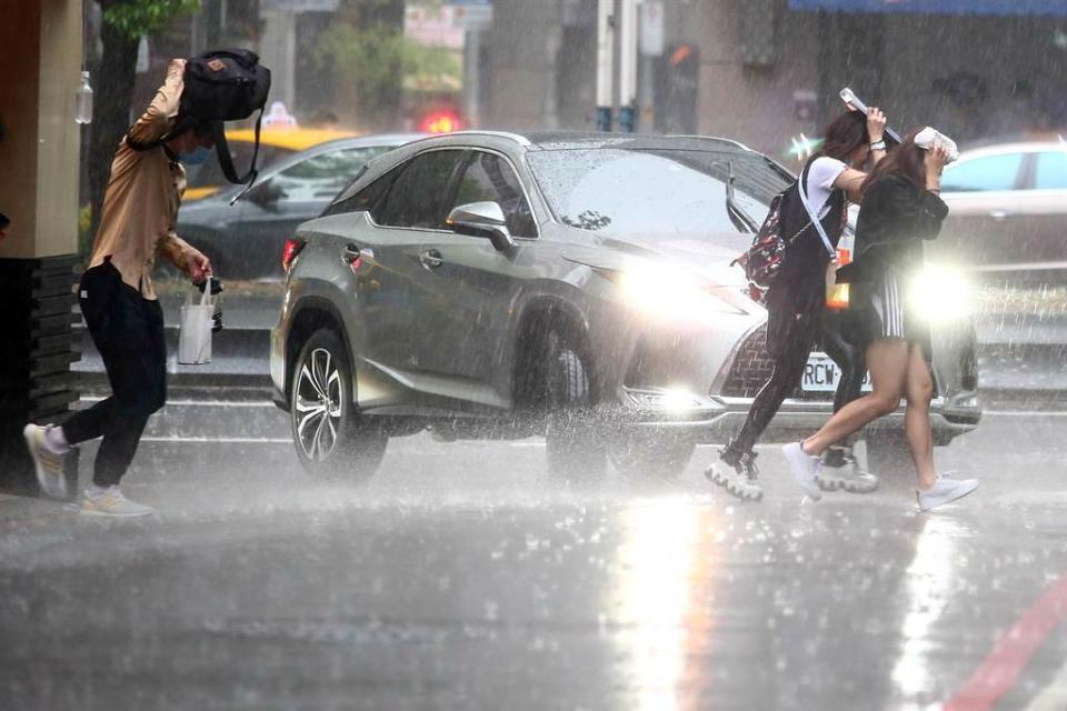 雙北大雷雨至14時45分結束後，換南部發布大雨特報。（資料照）