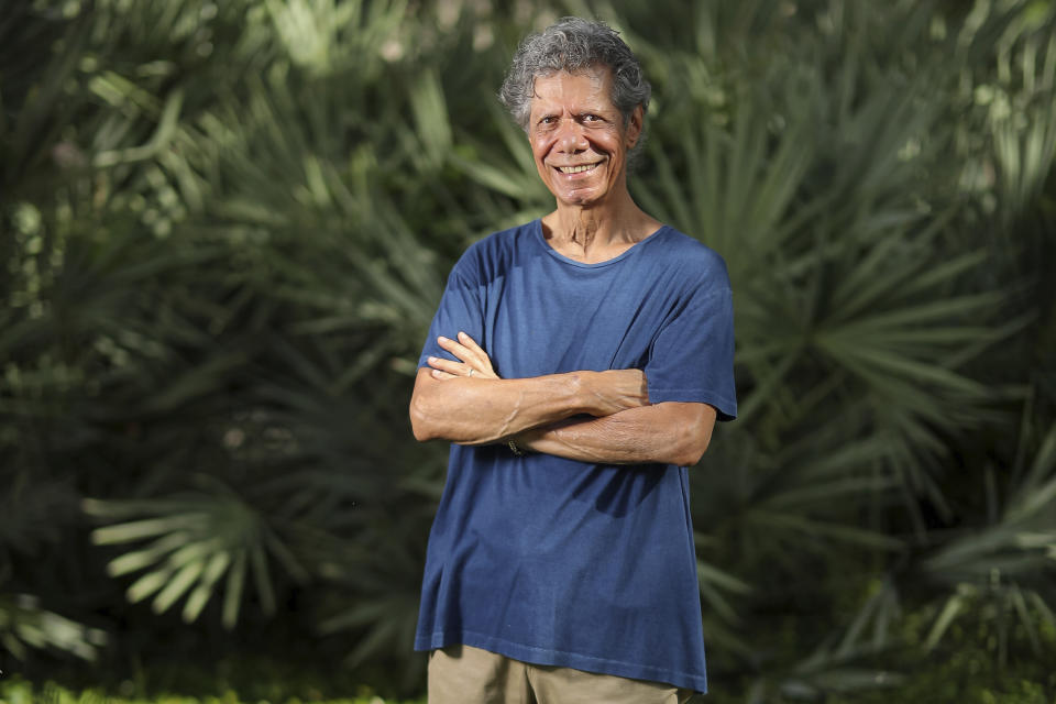 El pianista y compositor de jazz Chick Corea posa en Clearwater, Florida, el 4 de septiembre del 2020. El nuevo álbum doble de Corea, "Plays", estará disponible el viernes 11 de septiembre. (Mike Carlson/Invision/AP)