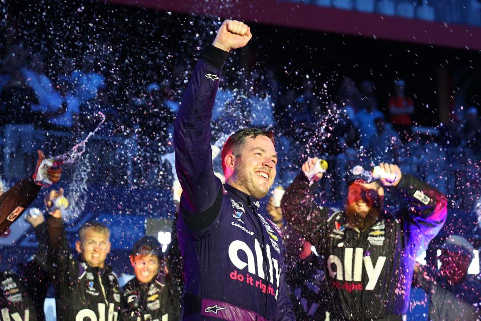 Alex Bowman celebra con su equipo No. 48 Hendrick Motorsports después de ganar el Grant Park 165 en las calles de Chicago.