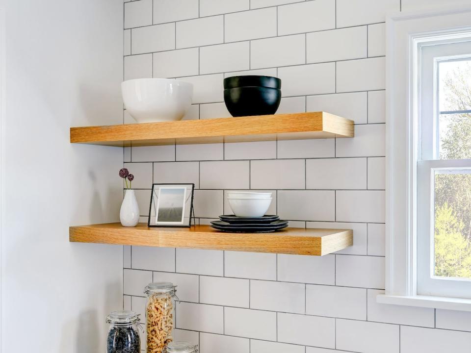 A kitchen with open shelving